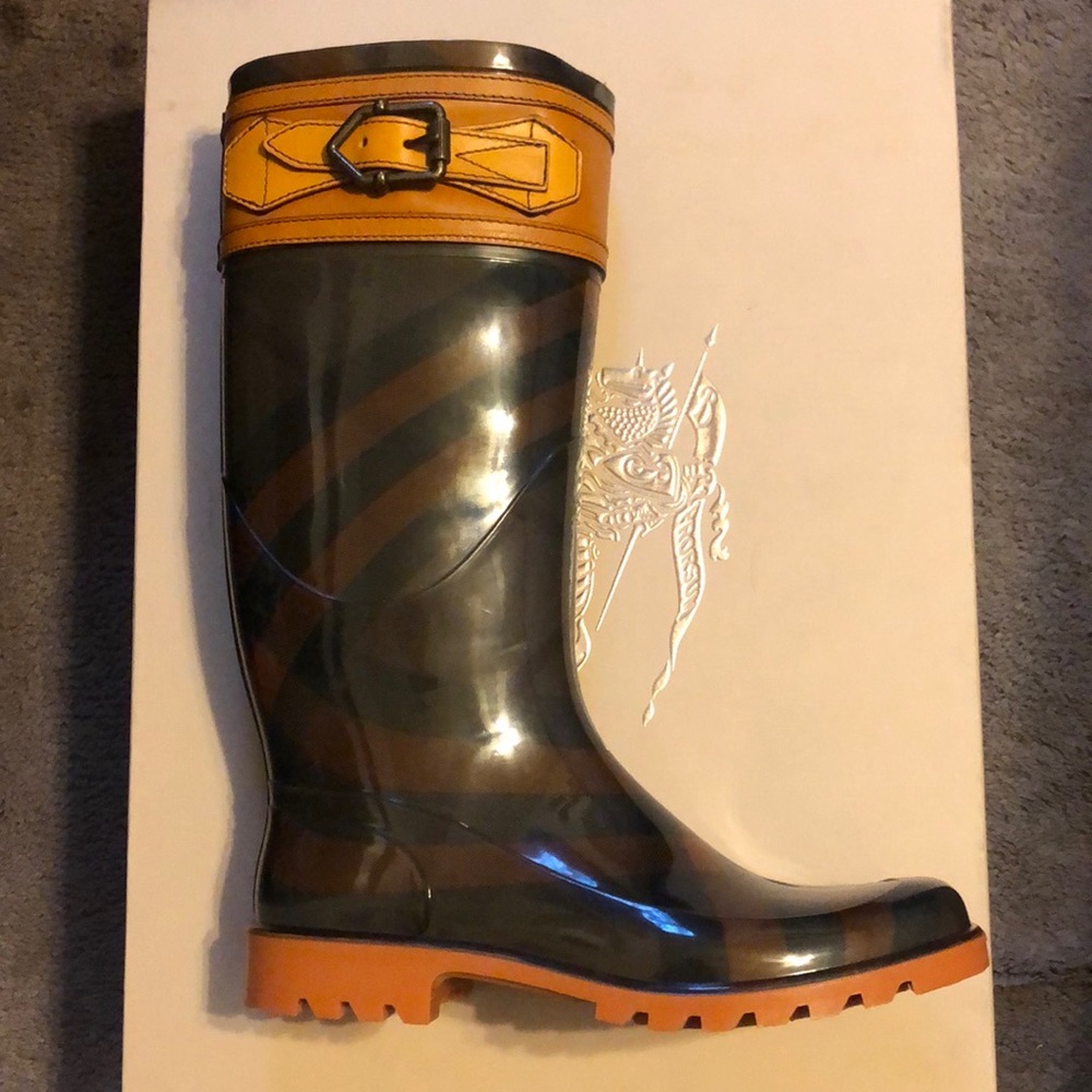 Burberry rain boots in size 8.